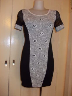 Robe Tunique Mi Longue En Jersey Noir Et Blanc Petites Manches En Résille Plumetis Noir Taille 38/40 Longueur 79 Cm.