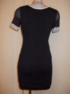 Robe Tunique Mi Longue En Jersey Noir Et Blanc Petites Manches En Résille Plumetis Noir Taille 38/40 Longueur 79 Cm. -Éclat Boutique 827517 robe tunique mi longue en jersey noir et blanc petites manc 3