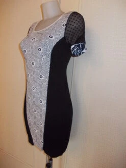 Robe Tunique Mi Longue En Jersey Noir Et Blanc Petites Manches En Résille Plumetis Noir Taille 38/40 Longueur 79 Cm. -Éclat Boutique 827517 robe tunique mi longue en jersey noir et blanc petites manc 5