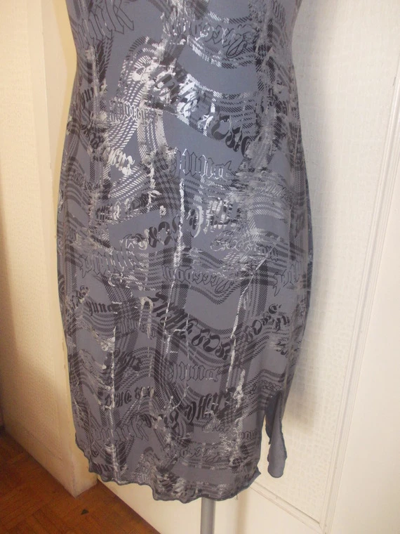 Petite Robe D'été En Jersey Gris Et Argenté, Mi Longue A Bretelles Taille 36/38 Longueur 88 Cm. 2 Petite Robe D'été En Jersey Gris Et Argenté, Mi Longue A Bretelles Taille 36/38 Longueur 88 Cm. – Image 2