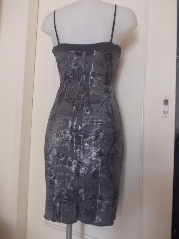Petite Robe D'été En Jersey Gris Et Argenté, Mi Longue A Bretelles Taille 36/38 Longueur 88 Cm. 3 Petite Robe D'été En Jersey Gris Et Argenté, Mi Longue A Bretelles Taille 36/38 Longueur 88 Cm. – Image 3