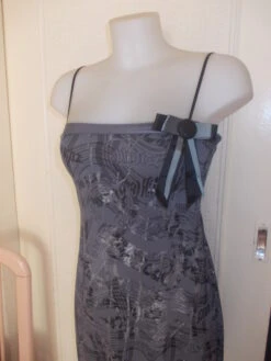 Petite Robe D'été En Jersey Gris Et Argenté, Mi Longue A Bretelles Taille 36/38 Longueur 88 Cm. 7 Petite Robe D'été En Jersey Gris Et Argenté, Mi Longue A Bretelles Taille 36/38 Longueur 88 Cm. -Éclat Boutique 827594 petite robe d ete en jersey gris et argente mi longue a 4