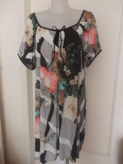 Robe D'étè Ample Grande Taille En Jersey- Lycra Taille 44/46/48; Longueur 98 Cm.