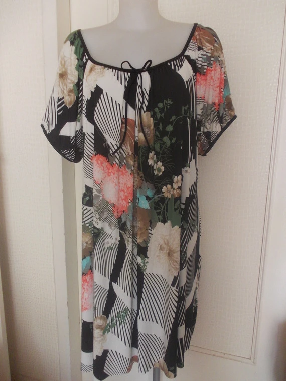 Robe D'étè Ample Grande Taille En Jersey- Lycra Taille 44/46/48; Longueur 98 Cm. 1 Robe D'étè Ample Grande Taille En Jersey- Lycra Taille 44/46/48; Longueur 98 Cm.