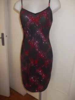 -robe De Soirée Courte En Jersey Noir Et Rouge Brillant Taille 40/42 Longueur 95 Cm.