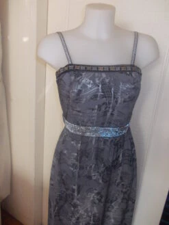 Petite Robe En Jersey Gris Argenté, Mi Longue A Bretelles Taille 38/40 Longueur 90 Cm.