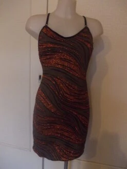 -robe De Soirée/ Reveillon Courte En Jersey Noir Gris Et Rouille Brillant ,bretelles Croisées Au Dos Réglables Longueur 88 Cm.