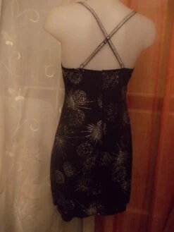 -robe De Soirée/ Reveillon Courte En Jersey -lycra Noir A Motifs Brillants Bretelles Croisées Au Dos Réglables Taille 38/ 40 Longueur