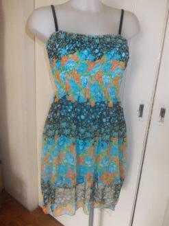 Petite Robe D'étè Smokée Mi Longue En Mousseline Fleuri Multicolore Taille 36/38; Longueur 88 Cm.