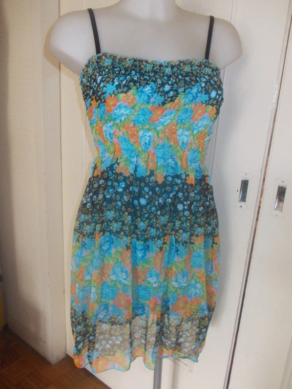 Petite Robe D'étè Smokée Mi Longue En Mousseline Fleuri Multicolore Taille 36/38; Longueur 88 Cm. 1 Petite Robe D'étè Smokée Mi Longue En Mousseline Fleuri Multicolore Taille 36/38; Longueur 88 Cm.