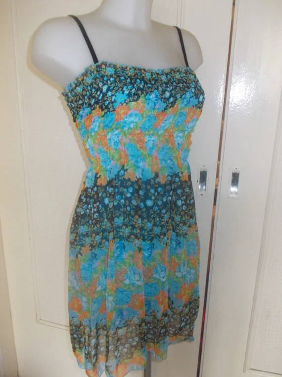 Petite Robe D'étè Smokée Mi Longue En Mousseline Fleuri Multicolore Taille 36/38; Longueur 88 Cm. 2 Petite Robe D'étè Smokée Mi Longue En Mousseline Fleuri Multicolore Taille 36/38; Longueur 88 Cm. – Image 2