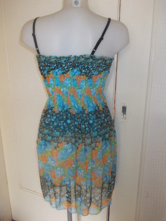 Petite Robe D'étè Smokée Mi Longue En Mousseline Fleuri Multicolore Taille 36/38; Longueur 88 Cm. 3 Petite Robe D'étè Smokée Mi Longue En Mousseline Fleuri Multicolore Taille 36/38; Longueur 88 Cm. – Image 3