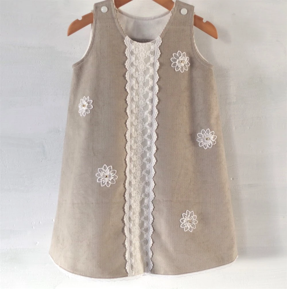 Robe Chasuble En Velours Côtelé Beige Et Dentelle - 3 Ans 1 Robe Chasuble En Velours Côtelé Beige Et Dentelle - 3 Ans
