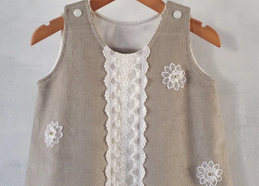 Robe Chasuble En Velours Côtelé Beige Et Dentelle - 3 Ans 2 Robe Chasuble En Velours Côtelé Beige Et Dentelle - 3 Ans – Image 2