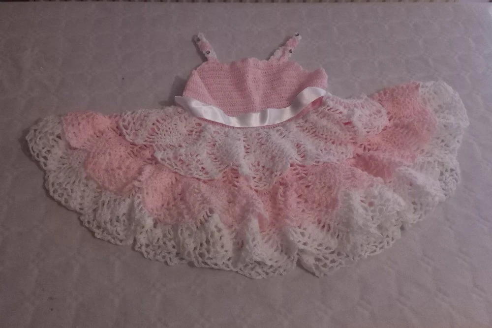 Robe Bébé à Volants Tricotée En Laine Rose Et Blanche 1 Robe Bébé à Volants Tricotée En Laine Rose Et Blanche