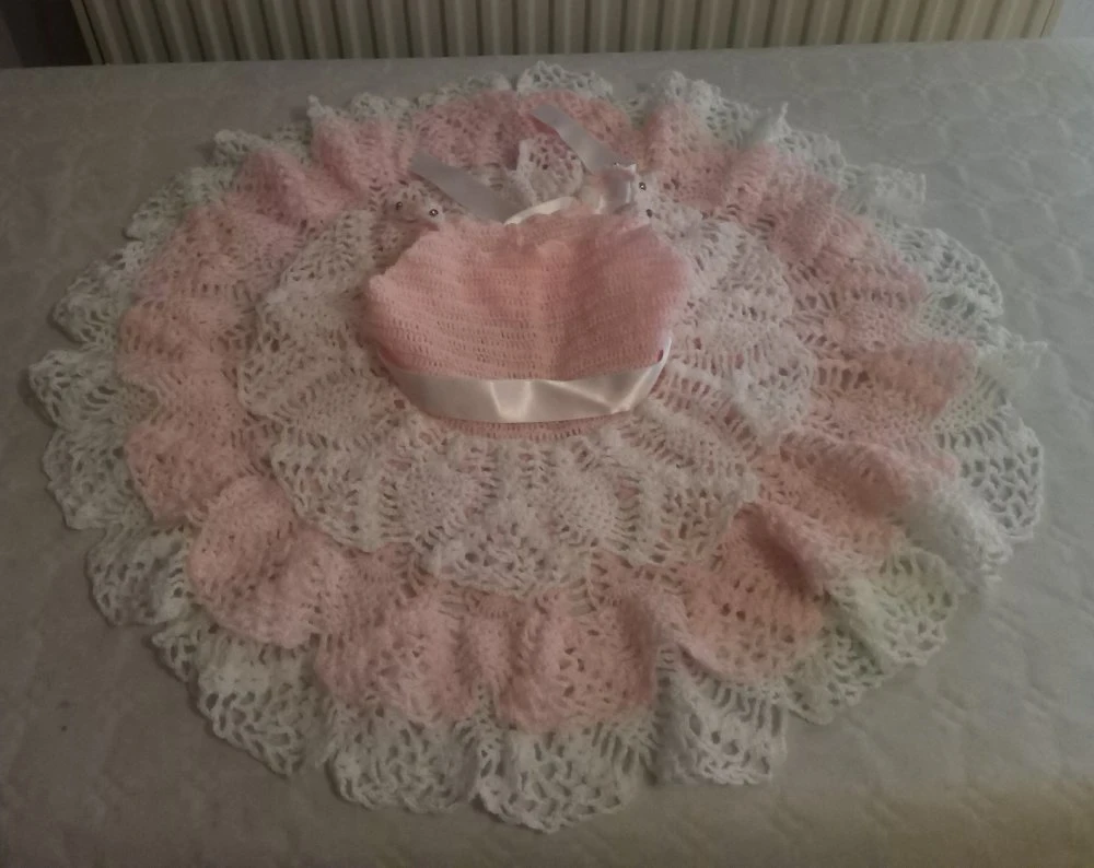 Robe Bébé à Volants Tricotée En Laine Rose Et Blanche 2 Robe Bébé à Volants Tricotée En Laine Rose Et Blanche – Image 2