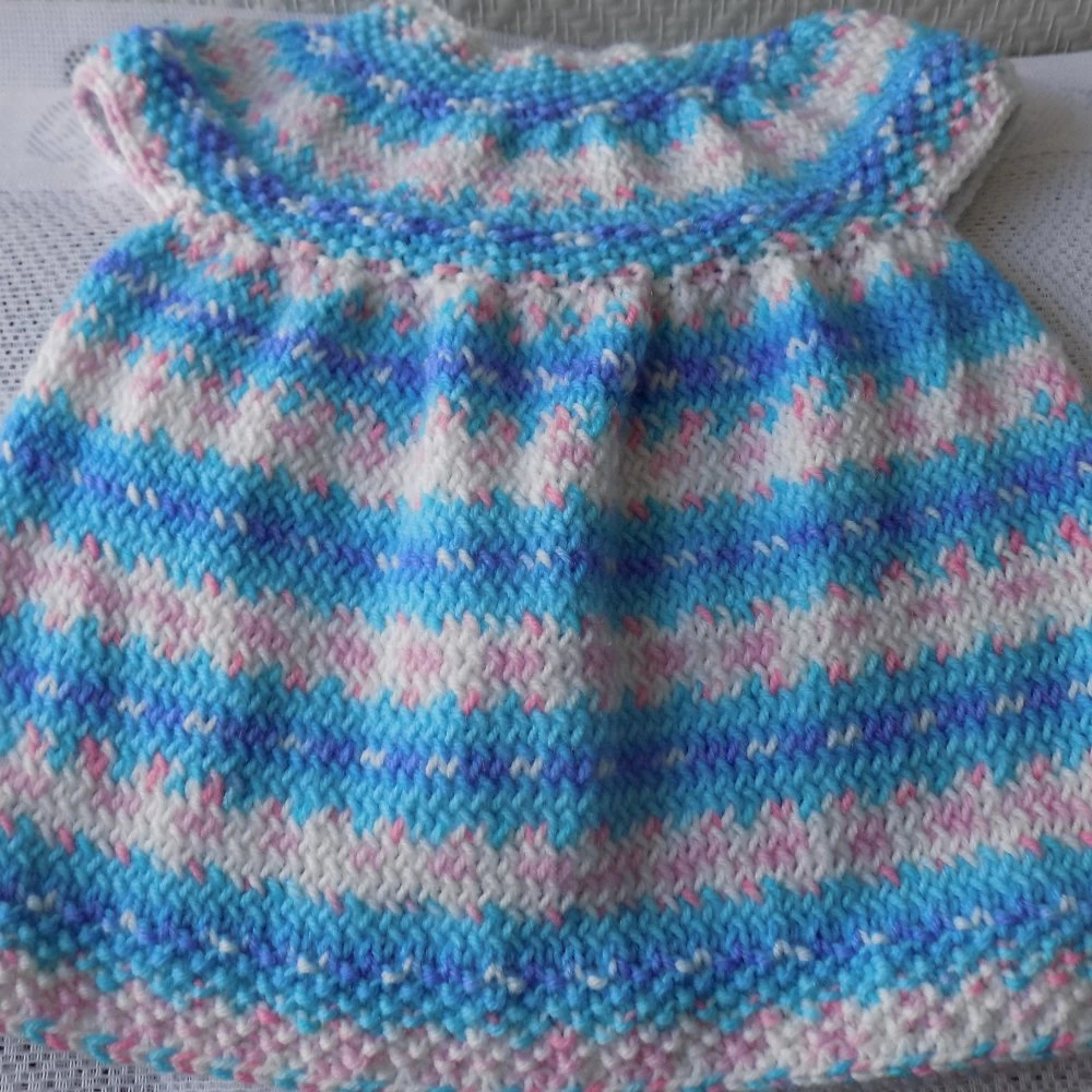 Robe Bébé Multicolore Au Tricot,taille Naissance à 3 Mois. 1 Robe Bébé Multicolore Au Tricot,taille Naissance à 3 Mois.