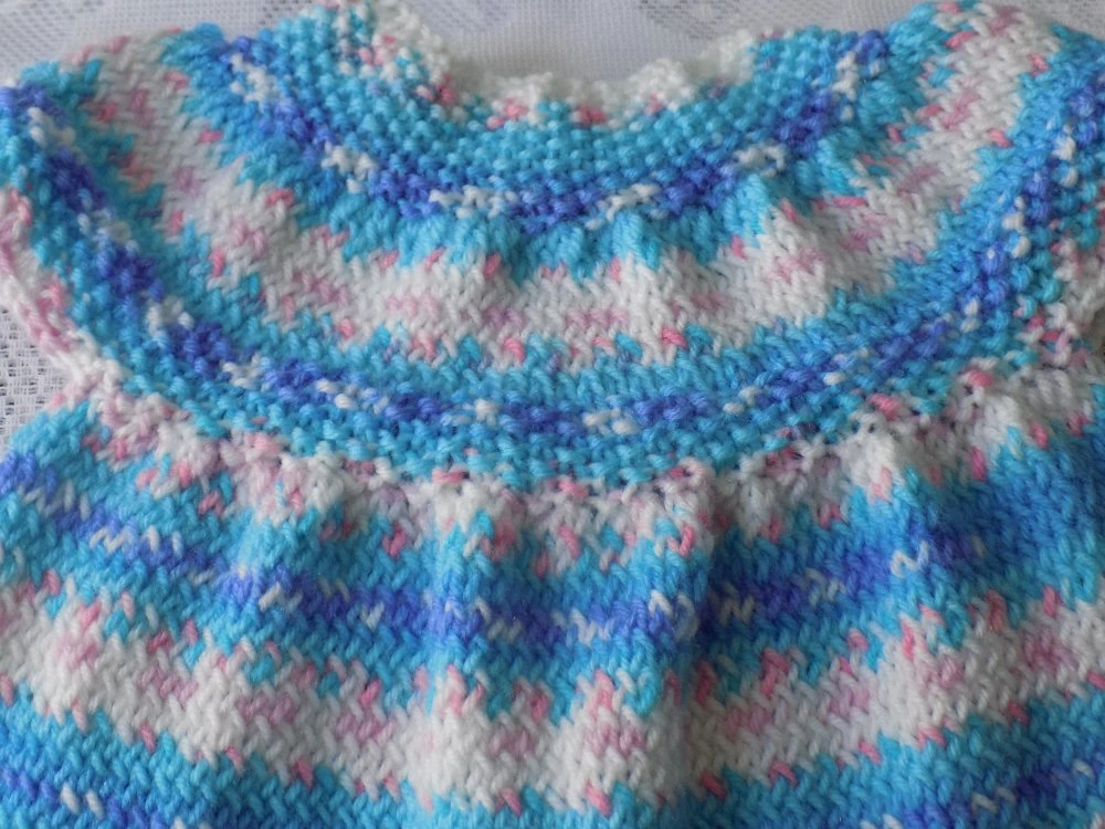 Robe Bébé Multicolore Au Tricot,taille Naissance à 3 Mois. 2 Robe Bébé Multicolore Au Tricot,taille Naissance à 3 Mois. – Image 2