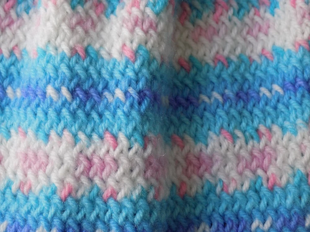 Robe Bébé Multicolore Au Tricot,taille Naissance à 3 Mois. 4 Robe Bébé Multicolore Au Tricot,taille Naissance à 3 Mois. – Image 4