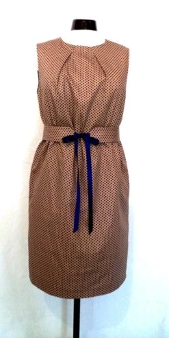 Robe Femme, Pois Marine Sur Fond Beige Soutenu, Sans Manches, Plis Encolure, Entièrement Doublée, Ceinture Large. -Éclat Boutique product 5cefb2b913479 3