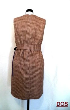 Robe Femme, Pois Marine Sur Fond Beige Soutenu, Sans Manches, Plis Encolure, Entièrement Doublée, Ceinture Large. -Éclat Boutique product 5cefb2b913479 5