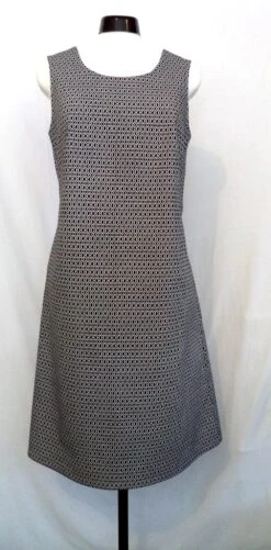 Robe Droite Légèrement évasée ,semi-ajustée, Robe Sans Manches, Robe à Motifs Géométriques Noirs Et Blancs. -Éclat Boutique product 5ceff09ba0fd6 2