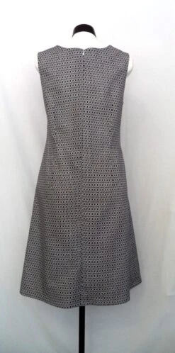 Robe Droite Légèrement évasée ,semi-ajustée, Robe Sans Manches, Robe à Motifs Géométriques Noirs Et Blancs. -Éclat Boutique product 5ceff09ba0fd6 3