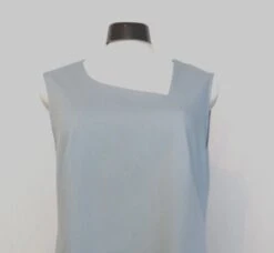 Robe Femme , Forme évasée, Semi-ajustée, Encolure Asymétrique, 2 Grandes Poches Plaquées.