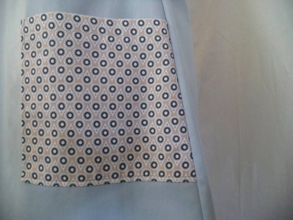 Robe Femme , Forme évasée, Semi-ajustée, Encolure Asymétrique, 2 Grandes Poches Plaquées. 4 Robe Femme , Forme évasée, Semi-ajustée, Encolure Asymétrique, 2 Grandes Poches Plaquées. – Image 4