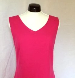 Robe Femme Semi-ajustée , évasée, Fushia, Avec Un Appliqué Contrastant Sur Le Côté.