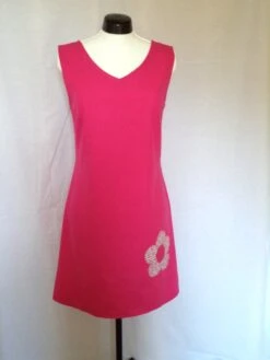 Robe Femme Semi-ajustée , évasée, Fushia, Avec Un Appliqué Contrastant Sur Le Côté. -Éclat Boutique product 5cf010f926c90 3