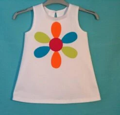 Robe Trapèze Ou Robe -tunique , Blanche, Pour Fillette, Avec Grosse Fleur En Appliqué Devant.