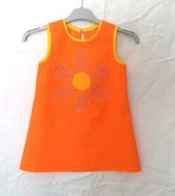 Robe-tunique, Robe Trapèze, Pour Fillette, Couleur Orange, Avec Grosse Fleur En Appliqué Sur Le Devant, Fait-main.