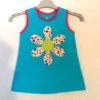 Robe Trapèze Pour Fillette, Robe -tunique, Fait-main, Couleur Turquoise Avec Fleur En Appliqué Devant.