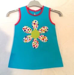Robe Trapèze Pour Fillette, Robe -tunique, Fait-main, Couleur Turquoise Avec Fleur En Appliqué Devant.