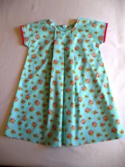 Robe Fillette En Coton Fleuri, Plis Encolure Devant Et Dos, épaules Tombantes, Fait-main .