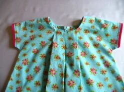 Robe Fillette En Coton Fleuri, Plis Encolure Devant Et Dos, épaules Tombantes, Fait-main . -Éclat Boutique product 5cff678a95e77 3