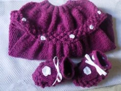Ensemble Layette Au Tricot,robe Et Chaussons,coloris Prune,taille 3 Mois.