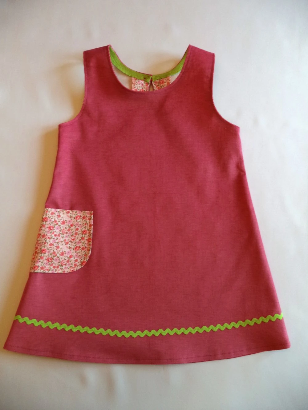 Robe Chasuble Fillette, En Velours Rose , Avec Poche En Tissu à Fleurs, Fait-main. 1 Robe Chasuble Fillette, En Velours Rose , Avec Poche En Tissu à Fleurs, Fait-main.