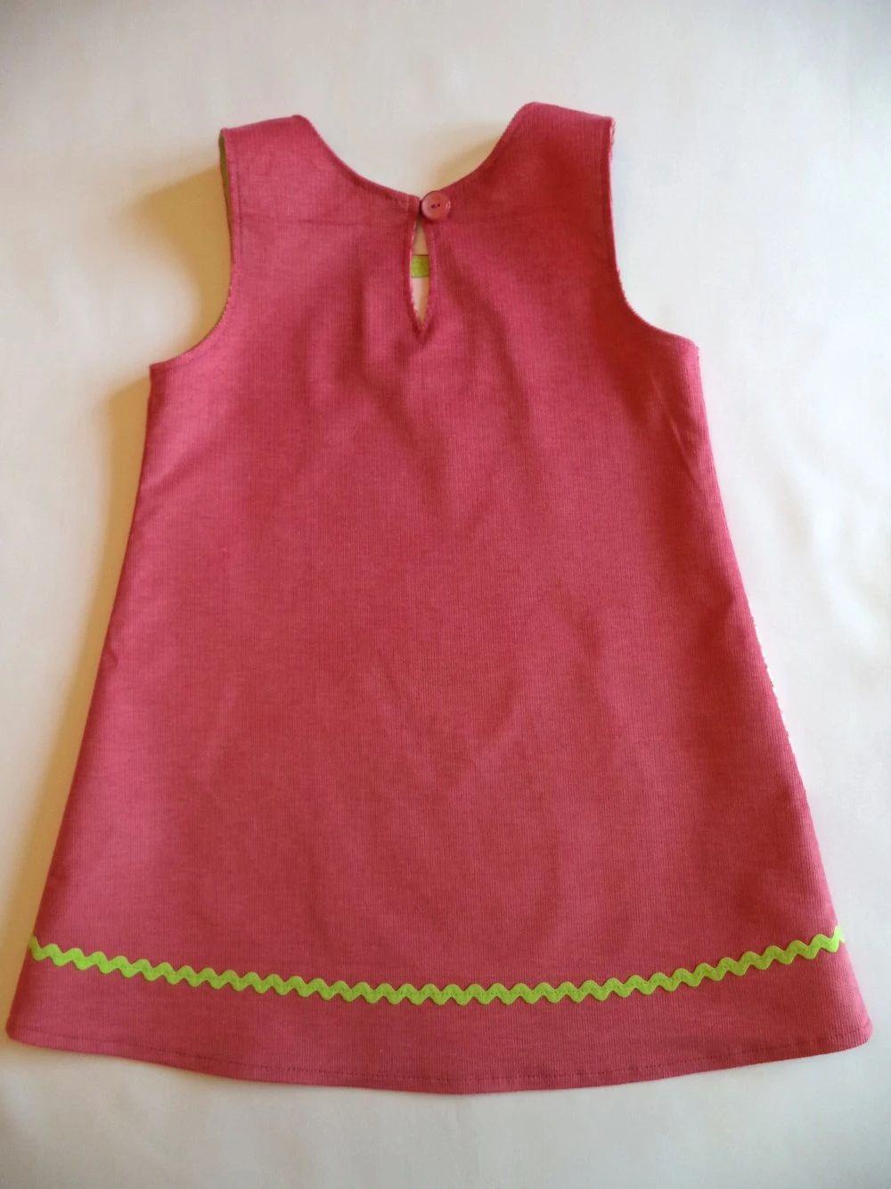 Robe Chasuble Fillette, En Velours Rose , Avec Poche En Tissu à Fleurs, Fait-main. 2 Robe Chasuble Fillette, En Velours Rose , Avec Poche En Tissu à Fleurs, Fait-main. – Image 2