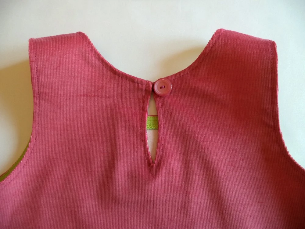 Robe Chasuble Fillette, En Velours Rose , Avec Poche En Tissu à Fleurs, Fait-main. 5 Robe Chasuble Fillette, En Velours Rose , Avec Poche En Tissu à Fleurs, Fait-main. – Image 5