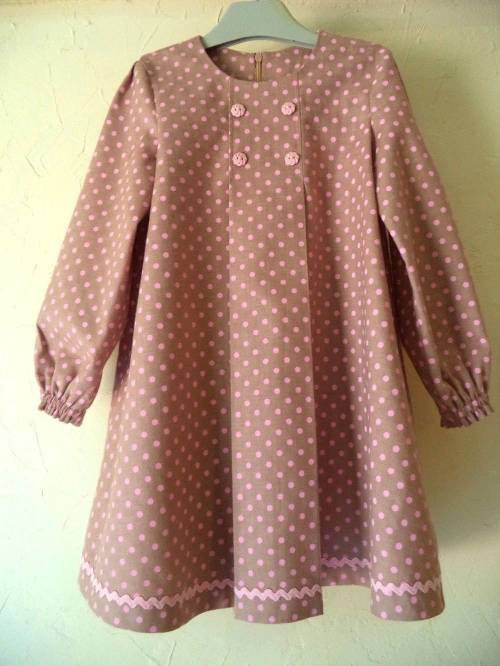 Robe Fillette, Automne-hiver , à Manches Longues, Coloris Beige à Pois Roses, En Coton De Madagascar, Fait-mains . 1 Robe Fillette, Automne-hiver , à Manches Longues, Coloris Beige à Pois Roses, En Coton De Madagascar, Fait-mains .