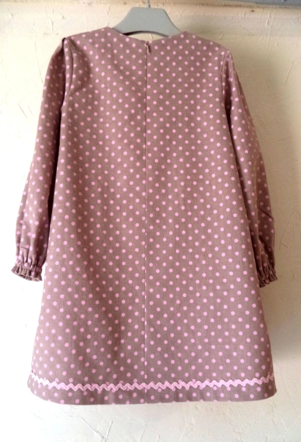 Robe Fillette, Automne-hiver , à Manches Longues, Coloris Beige à Pois Roses, En Coton De Madagascar, Fait-mains . 2 Robe Fillette, Automne-hiver , à Manches Longues, Coloris Beige à Pois Roses, En Coton De Madagascar, Fait-mains . – Image 2