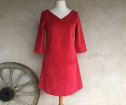 Robe Trapèze Ample En Velours Côtelé (fines Côtes = Velours Milleraies) Couleur Rouge Avec Encolure En V Devant Et Dos Taille 40