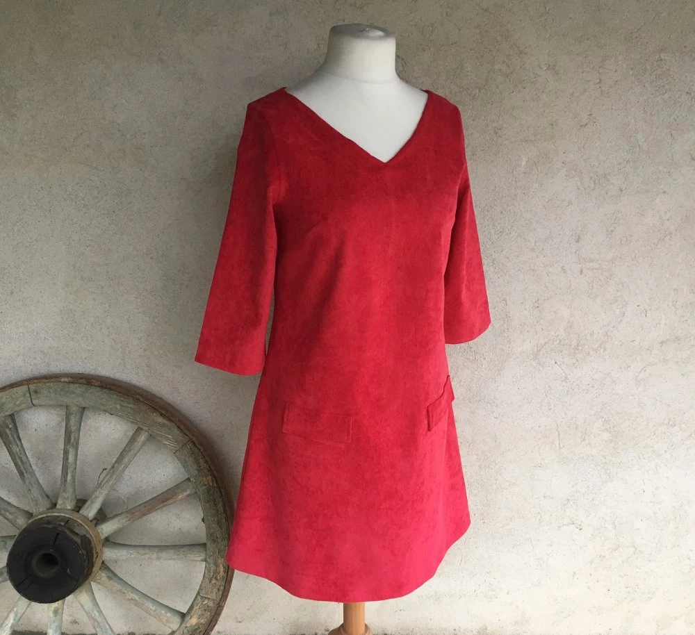 Robe Trapèze Ample En Velours Côtelé (fines Côtes = Velours Milleraies) Couleur Rouge Avec Encolure En V Devant Et Dos Taille 40 2 Robe Trapèze Ample En Velours Côtelé (fines Côtes = Velours Milleraies) Couleur Rouge Avec Encolure En V Devant Et Dos Taille 40 – Image 2