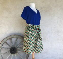 Robe Trapèze Dans Les Tons Bleu Vert Rouge Noir Et Bleu, Taille élastiquée, Manche Courte, Encolure En V