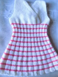 Robe Plissée Au Tricot Pour Bébé,coloris Blanc,rayé Rose,taille 6/9 Mois.