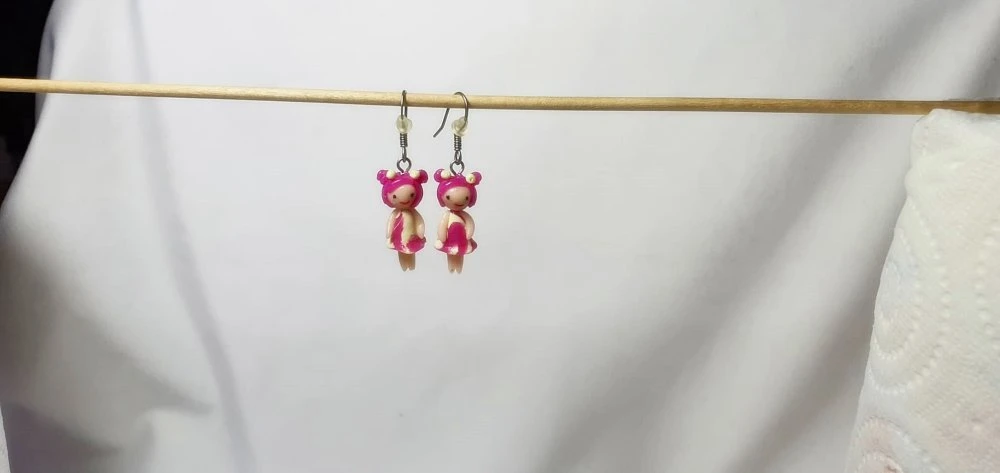 Boucles D'oreilles Enfant Fimo , Bijou Acier Inoxydable, Miniature Fimo, Robe Fuchsia 2 Boucles D'oreilles Enfant Fimo , Bijou Acier Inoxydable, Miniature Fimo, Robe Fuchsia – Image 2