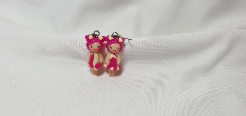 Boucles D'oreilles Enfant Fimo , Bijou Acier Inoxydable, Miniature Fimo, Robe Fuchsia 3 Boucles D'oreilles Enfant Fimo , Bijou Acier Inoxydable, Miniature Fimo, Robe Fuchsia – Image 3