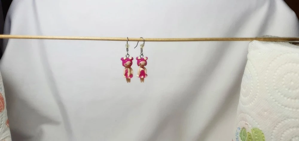 Boucles D'oreilles Enfant Fimo , Bijou Acier Inoxydable, Miniature Fimo, Robe Fuchsia 5 Boucles D'oreilles Enfant Fimo , Bijou Acier Inoxydable, Miniature Fimo, Robe Fuchsia – Image 5